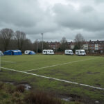 découvrez la situation préoccupante liée à l'installation non autorisée de gens du voyage sur l'ancien terrain de football de la commune, ses impacts et les réactions locales.