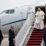 le pape léon xiv arrive en france pour sa première visite, un déplacement très attendu qui suscite l’intérêt des fidèles et du public.